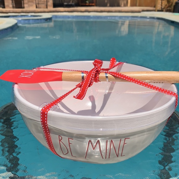 New Rae Dunn BE MINE Mixing Bowl and XOXO Spatula - Picture 2 of 7